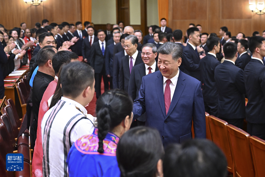 　　9月29日晚，庆祝中华人民共和国成立75周年音乐会在京举行。习近平、李强、赵乐际、王沪宁、蔡奇、丁薛祥、李希、韩正等党和国家领导人，同3000多名观众一起观看演出。新华社记者 燕雁 摄