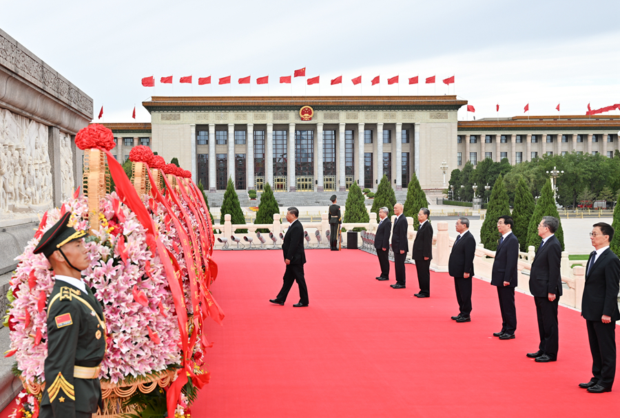 　　9月30日上午，党和国家领导人习近平、李强、赵乐际、王沪宁、蔡奇、丁薛祥、李希、韩正等来到北京天安门广场，出席烈士纪念日向人民英雄敬献花篮仪式。新华社记者 殷博古 摄