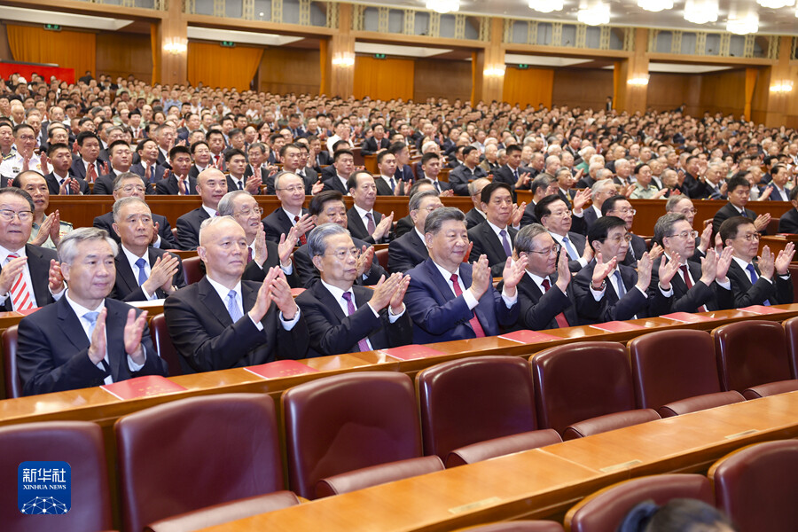 　　9月29日晚，庆祝中华人民共和国成立75周年音乐会在京举行。习近平、李强、赵乐际、王沪宁、蔡奇、丁薛祥、李希、韩正等党和国家领导人，同3000多名观众一起观看演出。新华社记者 鞠鹏 摄