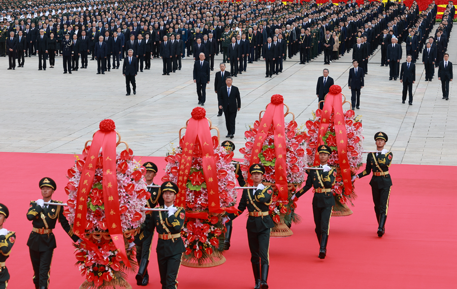 　　9月30日上午，党和国家领导人习近平、李强、赵乐际、王沪宁、蔡奇、丁薛祥、李希、韩正等来到北京天安门广场，出席烈士纪念日向人民英雄敬献花篮仪式。新华社记者 王晔 摄