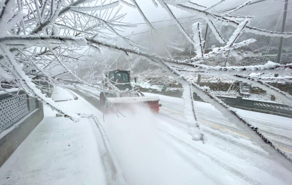 　　1月19日，在241国道湖北省保康县后坪镇红岩寺路段，公路养护工人在进行除雪作业。新华社发（陈泉霖摄）
