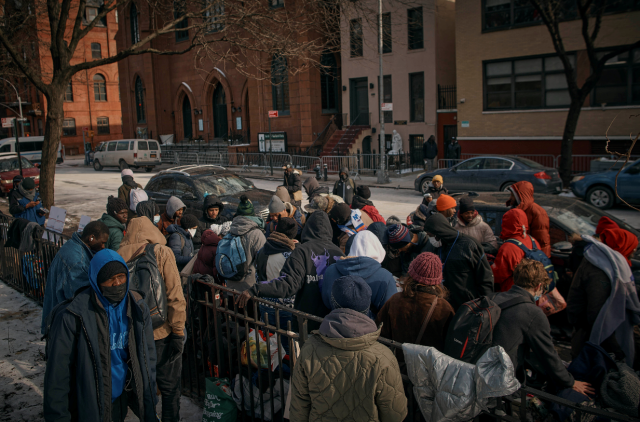 1月20日,民众在美国纽约领取衣物等救助物资。新华社/美联 1月20日,民众在美国纽约领取衣物等救助物资。新华社/美联