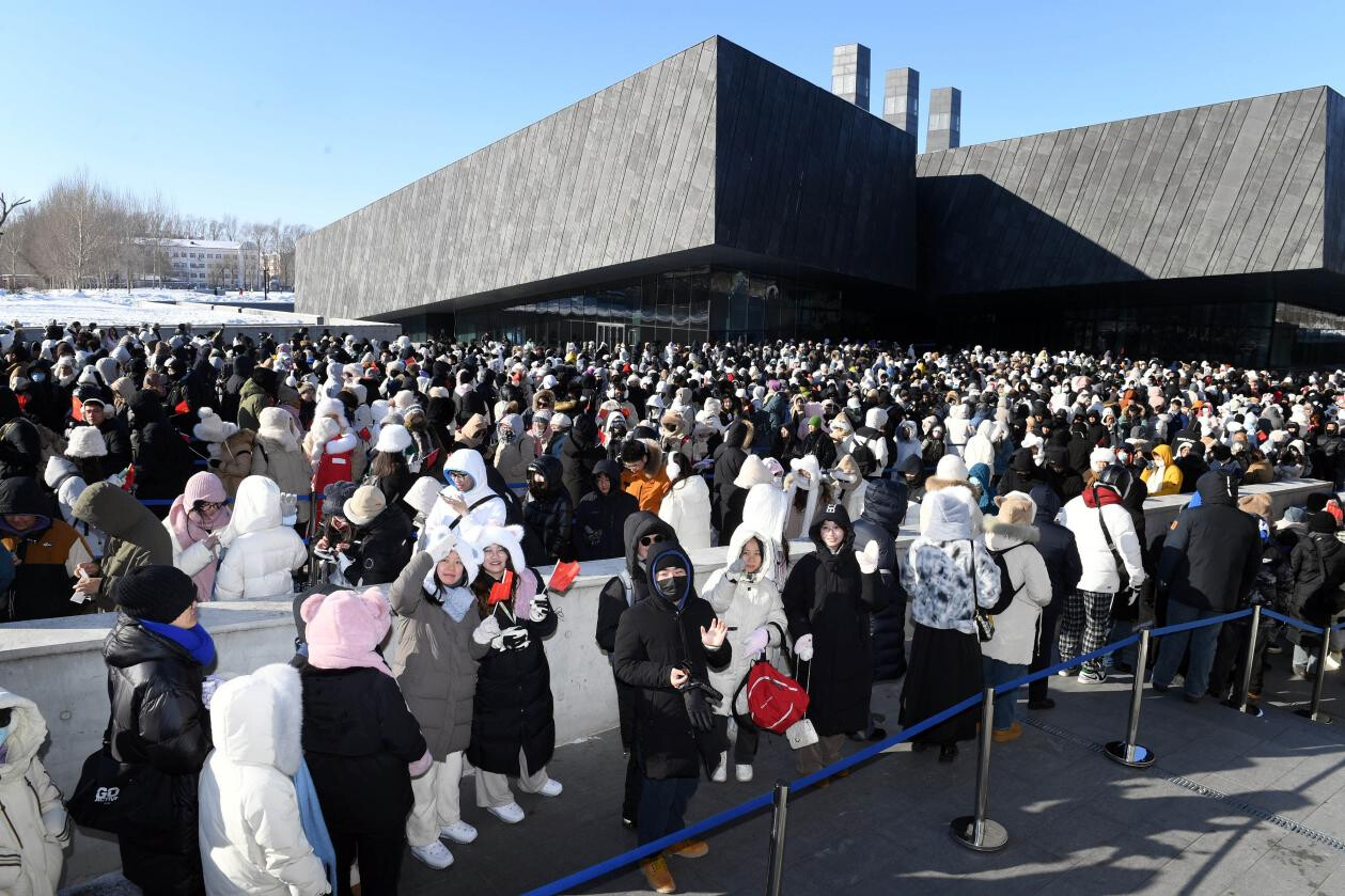 2024年1月15日，哈尔滨，侵华日军第七三一部队罪证陈列馆门口排队的游客整齐有序。