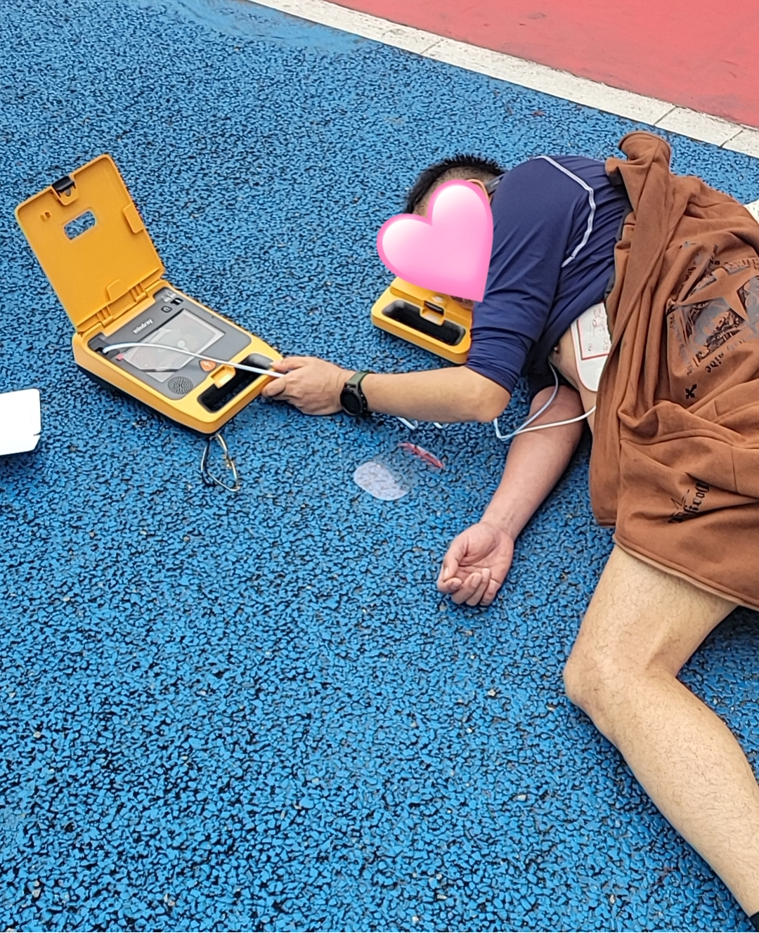 广州医生跑步救下一条命，“救命神器”AED为生命护航！
