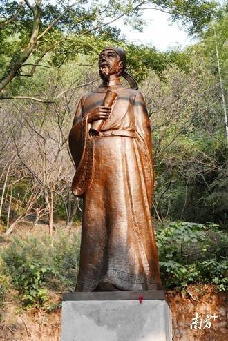 立于梅关古道上的张九龄铜像。