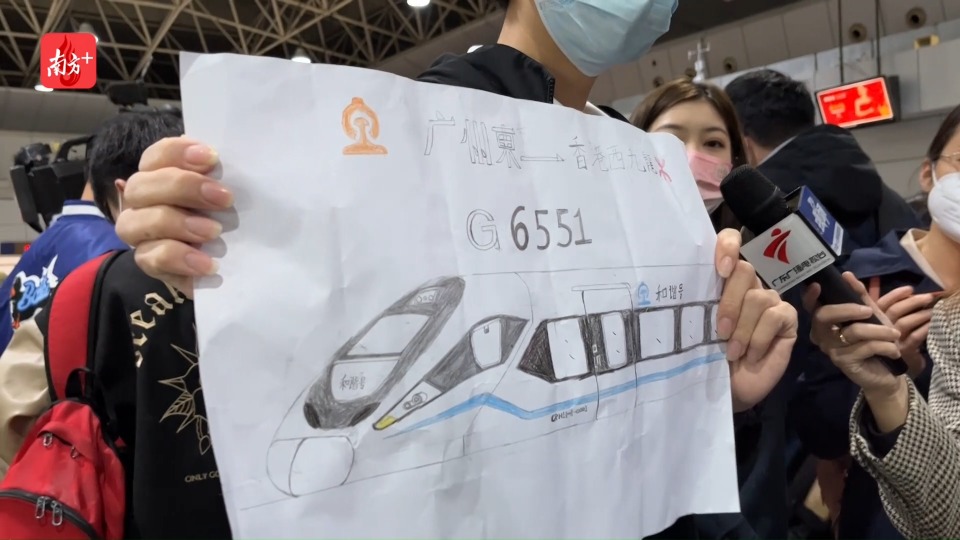 直击香港高铁复通｜记者Vlog：沉浸体验开往香港西九龙首班车，“方便快捷！”