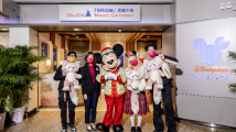 高铁香港段复运首日,这位“顶流”现身西九龙站迎接内地游客 高铁香港段复运首日,这位“顶流”现身西九龙站迎接内地游客