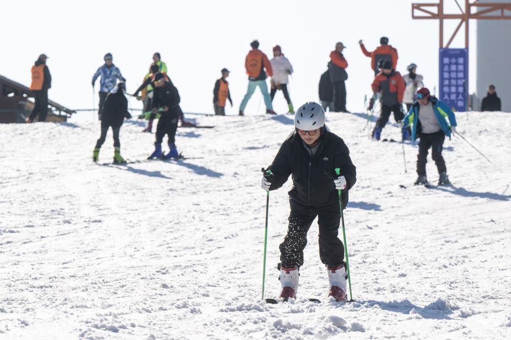 △2025年1月5日，游客在湖北宜昌市夷陵区一滑雪场体验滑雪。