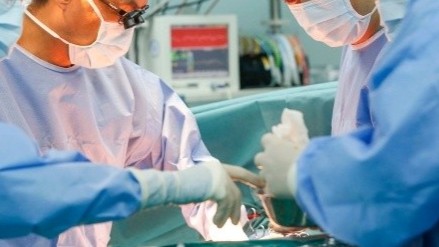 ​5岁女童反复腹痛呕吐 竟是因误食头发引发“胃中怪石​”