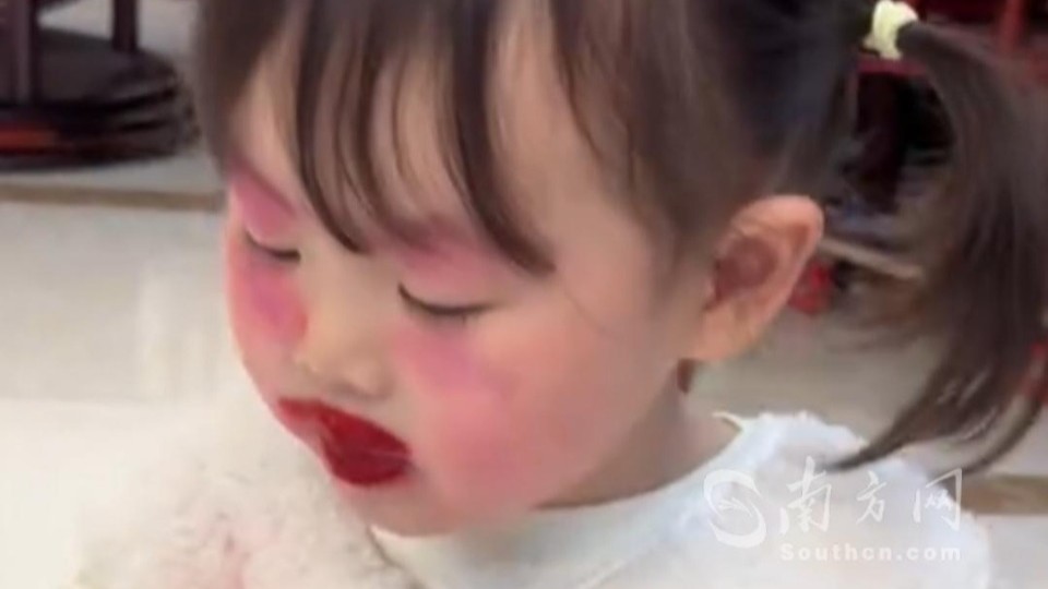 4岁双胞胎姐妹动手化妆，完全被镜子里的自己迷住