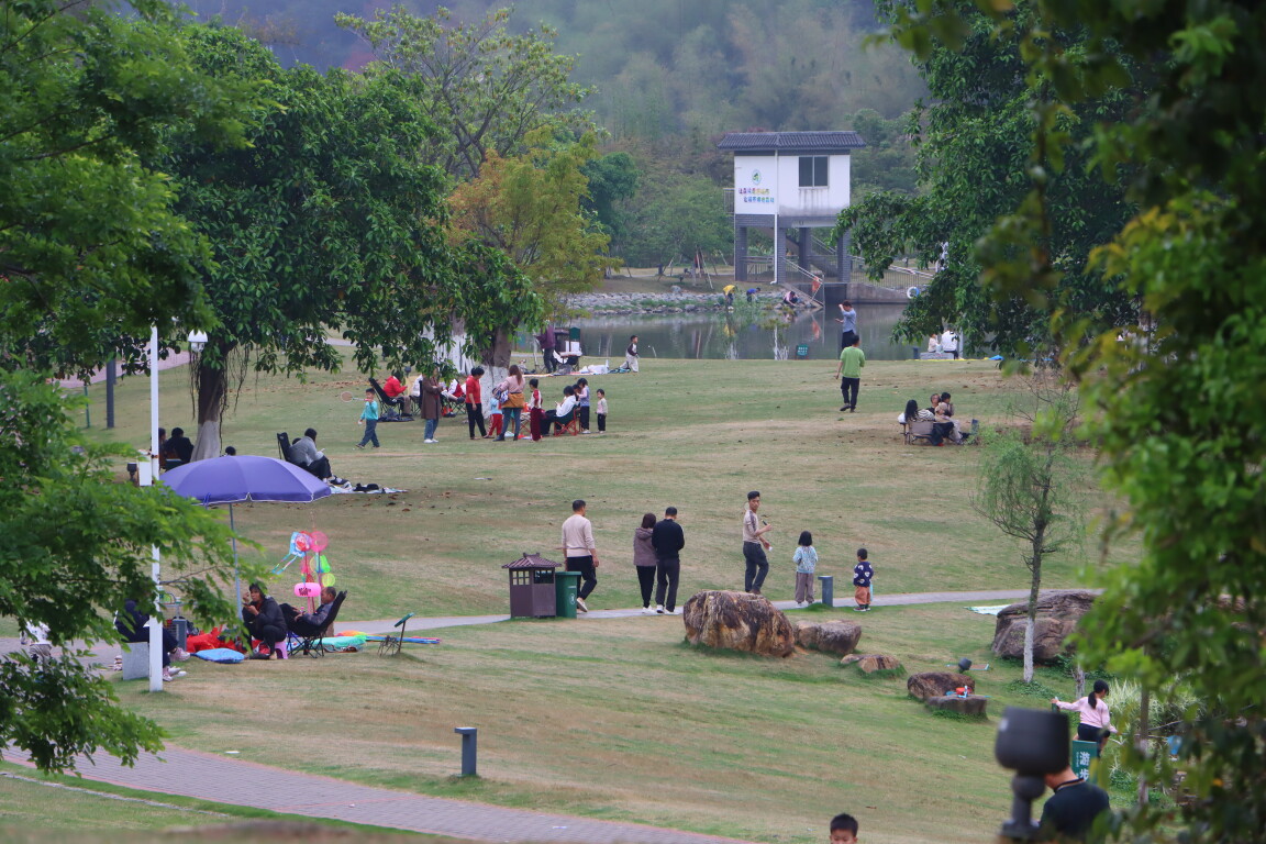 郁南：清明时节各大公园人潮涌，踏青赏春正当时