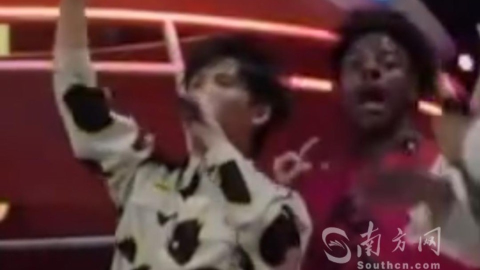 真的见面了！大张伟、“甲亢哥”同台合唱《阳光彩虹小白马》