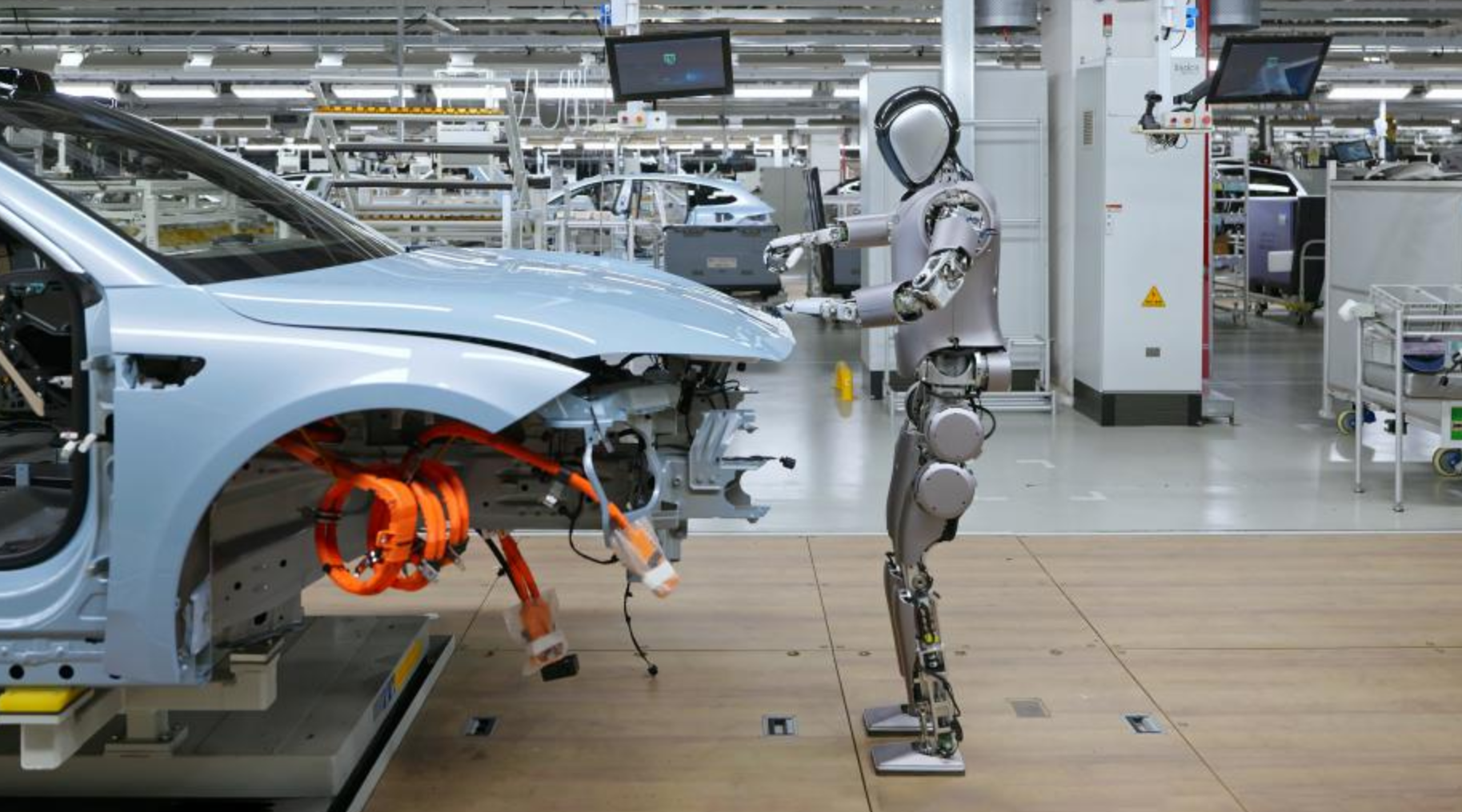 优必选工业版人形机器人Walker S在新能源汽车工厂进行实地“培训”。