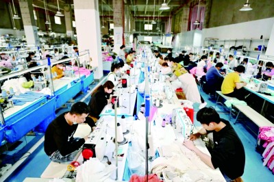 广东省清远市清城区石角镇，工人们正在制衣车间内赶订单、忙生产。资料图片