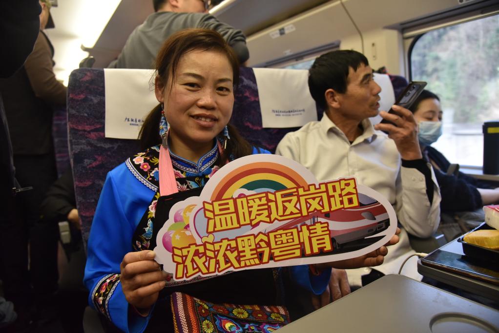 2月18日，乘坐免费务工专列的群众在列车上拍照。 新华社记者李凡 摄