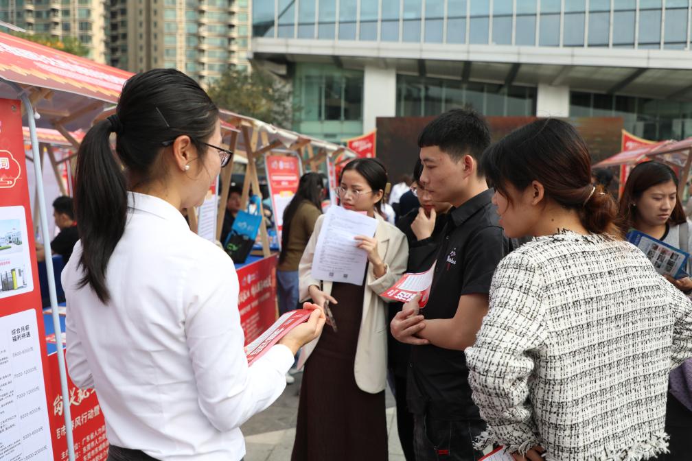 2月19日，广东东莞市举办的春风行动暨“南粤春暖”行动系列活动首场招聘会现场。新华社记者黄国保 摄