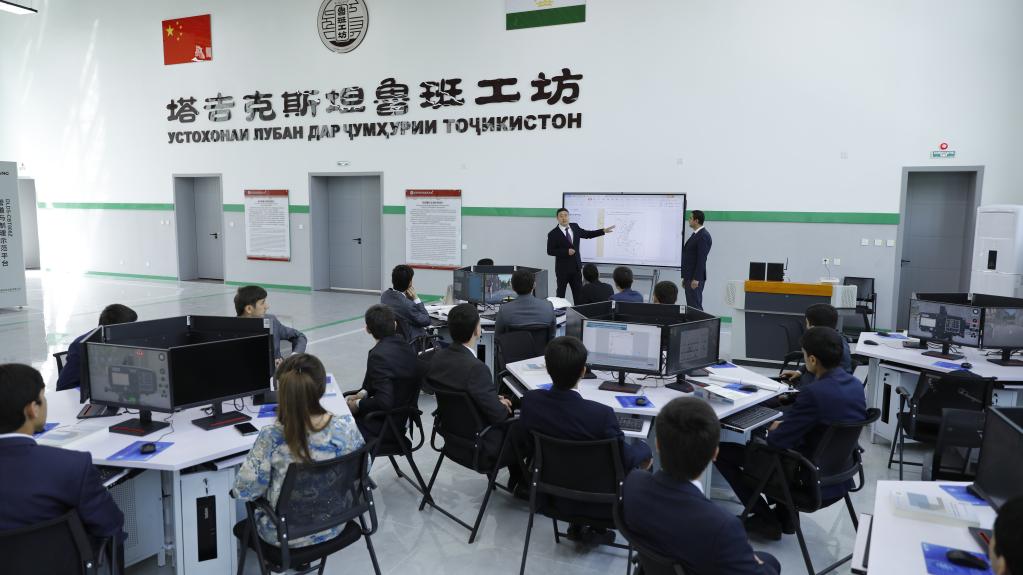 　　4月12日，在塔吉克斯坦首都杜尚别的鲁班工坊内，来自天津城市建设管理职业技术学院的老师吴正鹏（后排左一）向学生讲解测绘实践知识。塔吉克斯坦鲁班工坊是中亚地区首家鲁班工坊。新华社发（奥斯帕诺夫摄）
