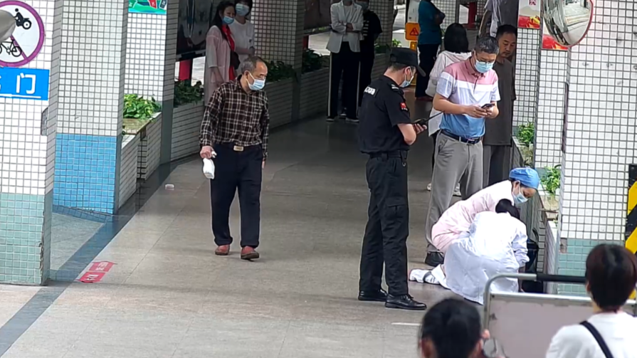 A timely rescue on the hospital walkway in Guangzhou
