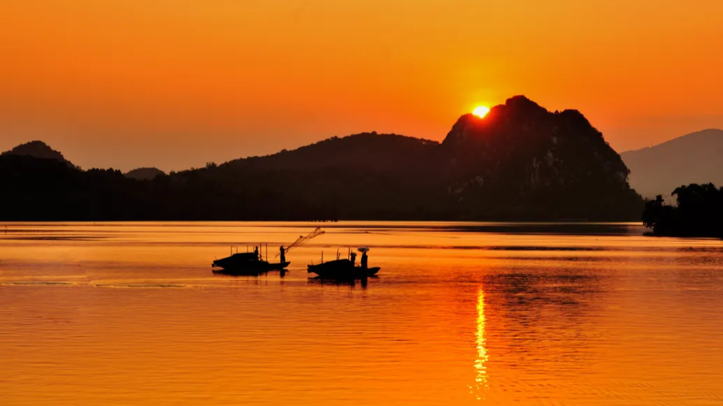 Stunning spectacle of "Sleeping Buddha swallowing golden ball" graces Zhaoqing