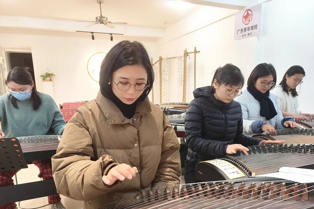 新兴县青年夜校开展古筝交流活动 丰富青年业余文化生活
