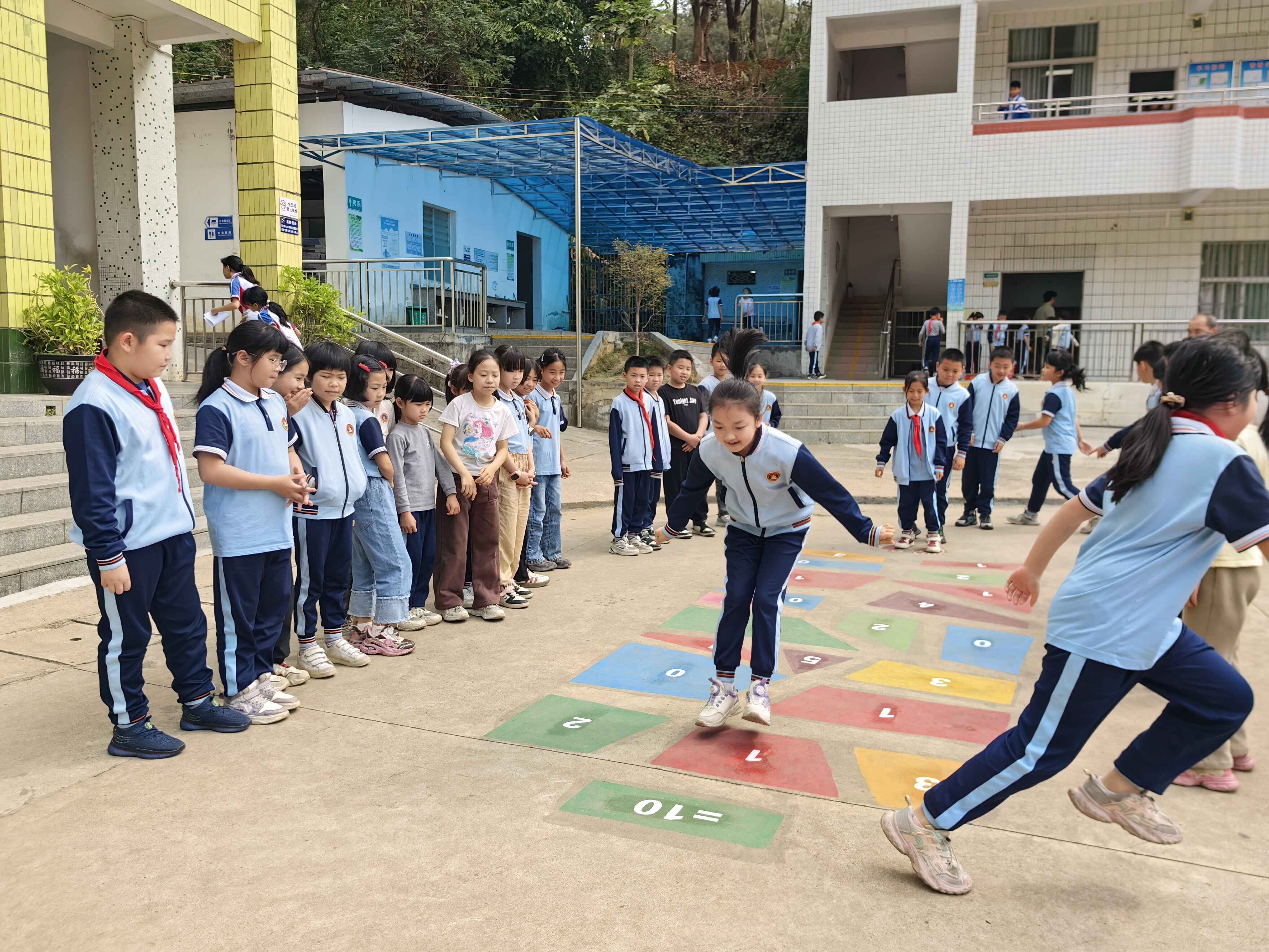 郁南“课间十五分钟”释放校园新活力
