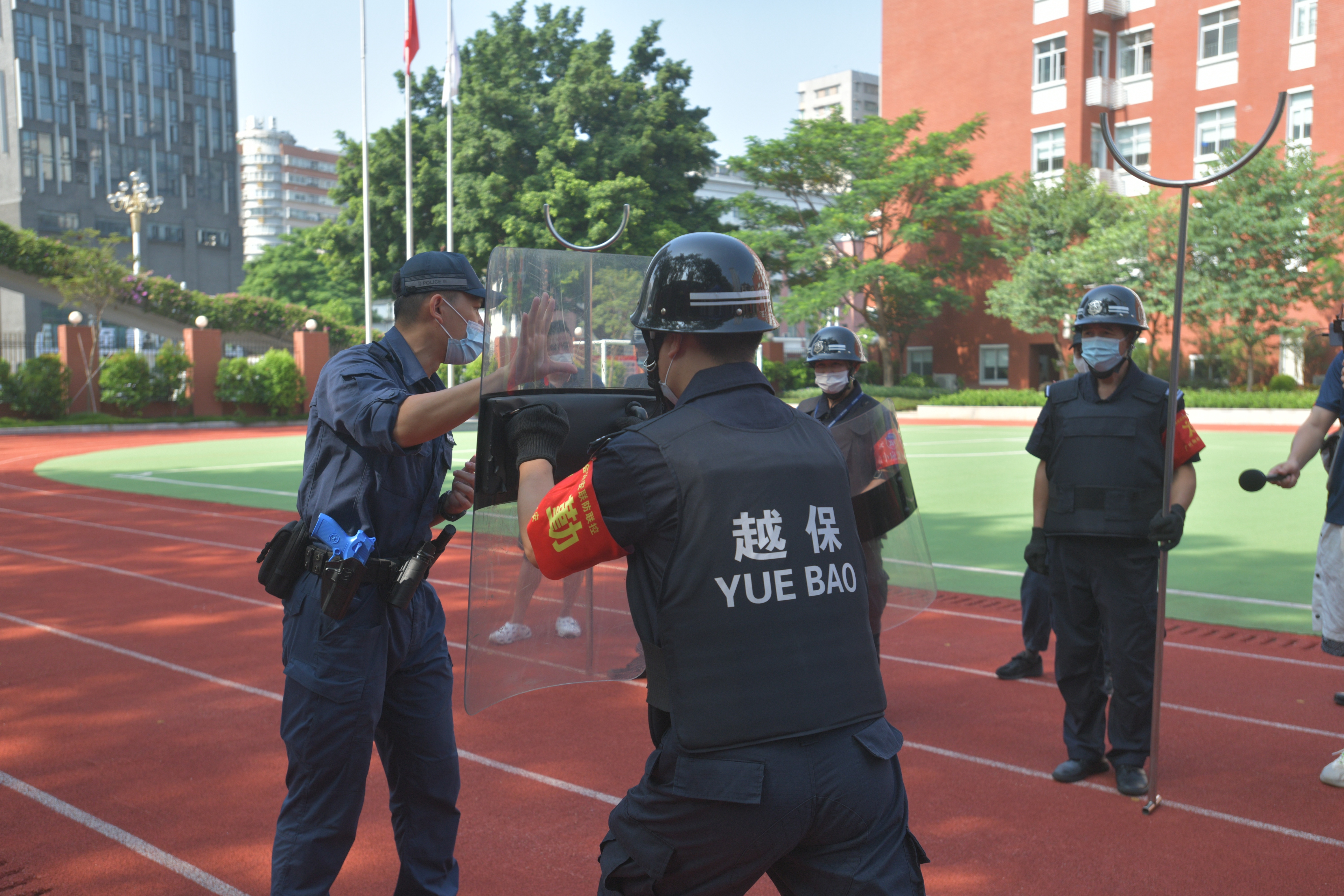 东风西路小学最小应急单元拉练培训 广州公安 供图