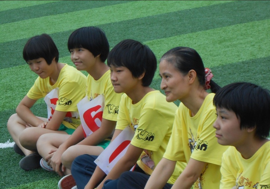 广州市番禺区市桥东风中学运动会上，教师吴晖晖（右二）与接力赛同学合影。受访者供图。 通讯员/受访者 受访者供图 供图