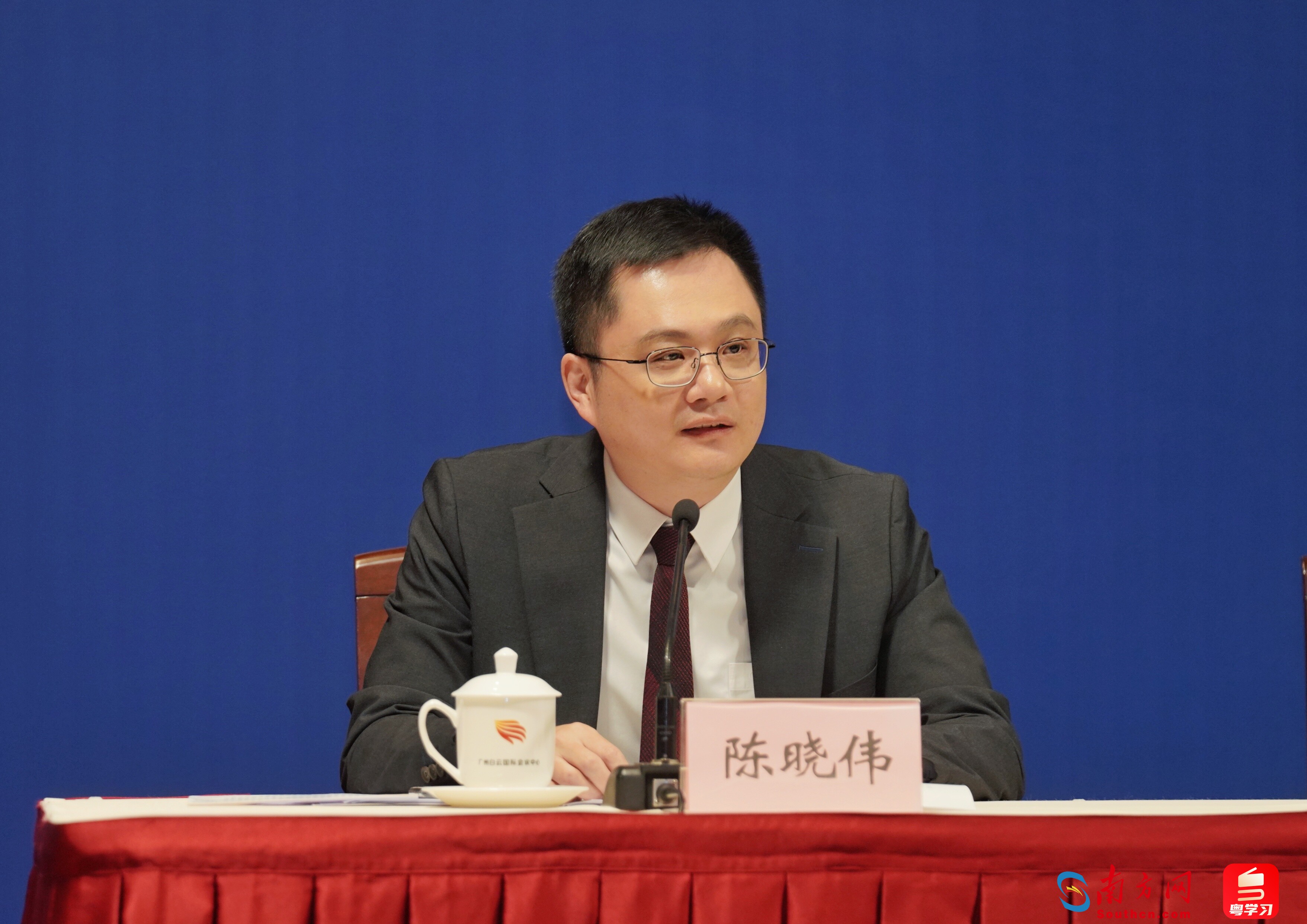 广东省委宣传部副部长、省人民政府新闻办公室主任陈晓伟主持发布会。