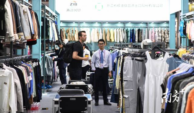 外国采购商在广交会服装展区参观洽谈。