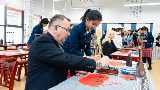 世界媒体峰会｜跟着学生练剪纸，外国人直言“中国传统文化很独特”