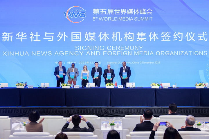 傅华出席新华社与外国媒体机构集体签约仪式。新华社记者 刘彬 摄