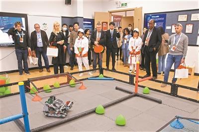 嘉宾参观广州外国语学校学生的机器人实验室。