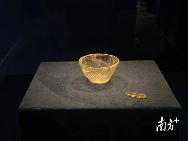 广州出土的无色透明玻璃杯。