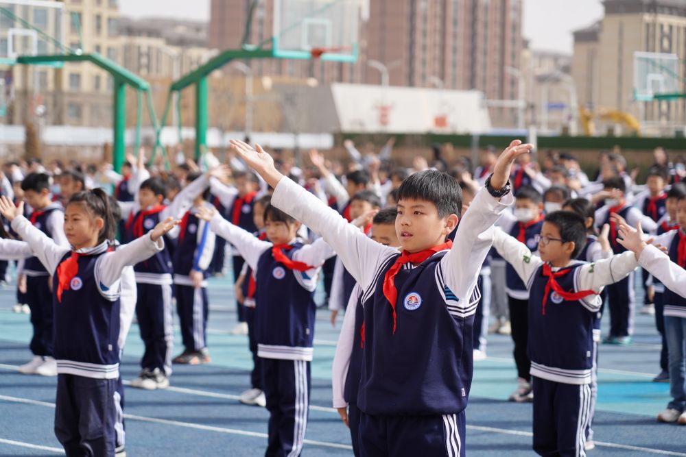 雄安新区容西片区云溪小学的学生在操场上做操（2023年3月23日摄）。新华社记者 牟宇 摄