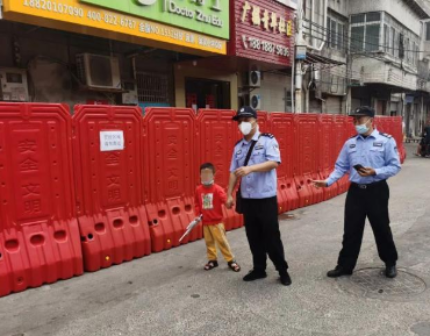 身处管控区不能上班，这些民警就地变身志愿者！