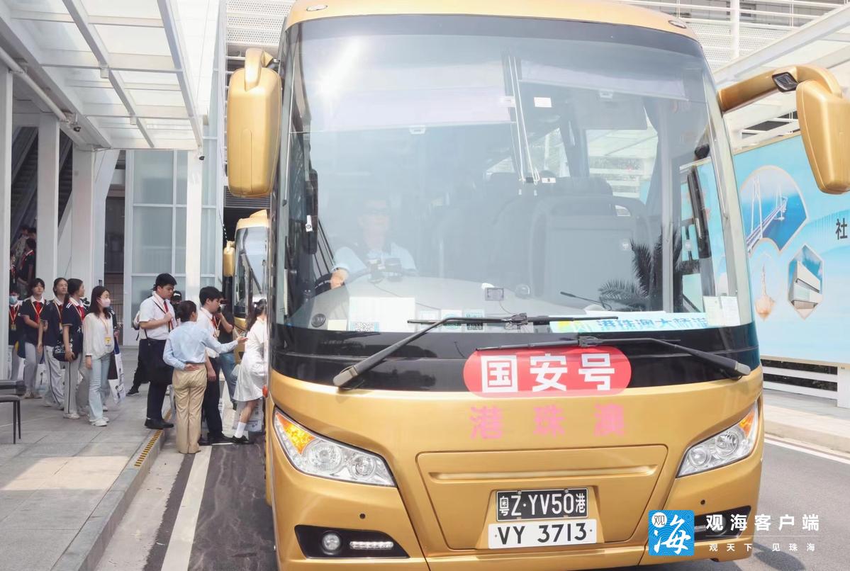 “国安号”港珠澳大桥游专线巴士