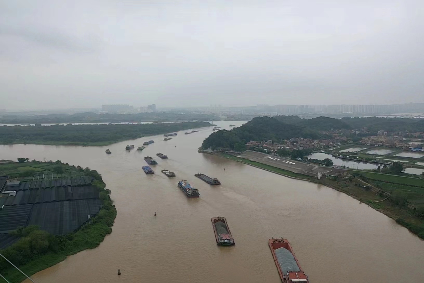 思贤滘水域恢复双向通航，洪峰滞航船舶有序通航