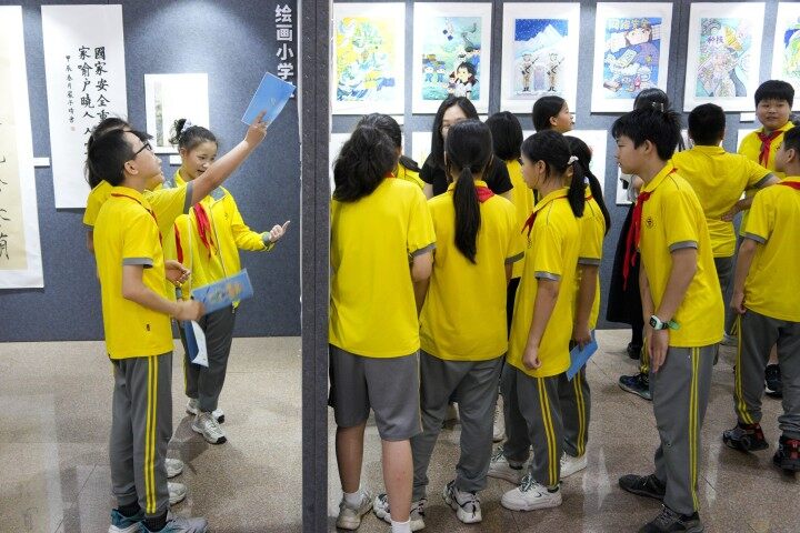 学校组织学生观展。