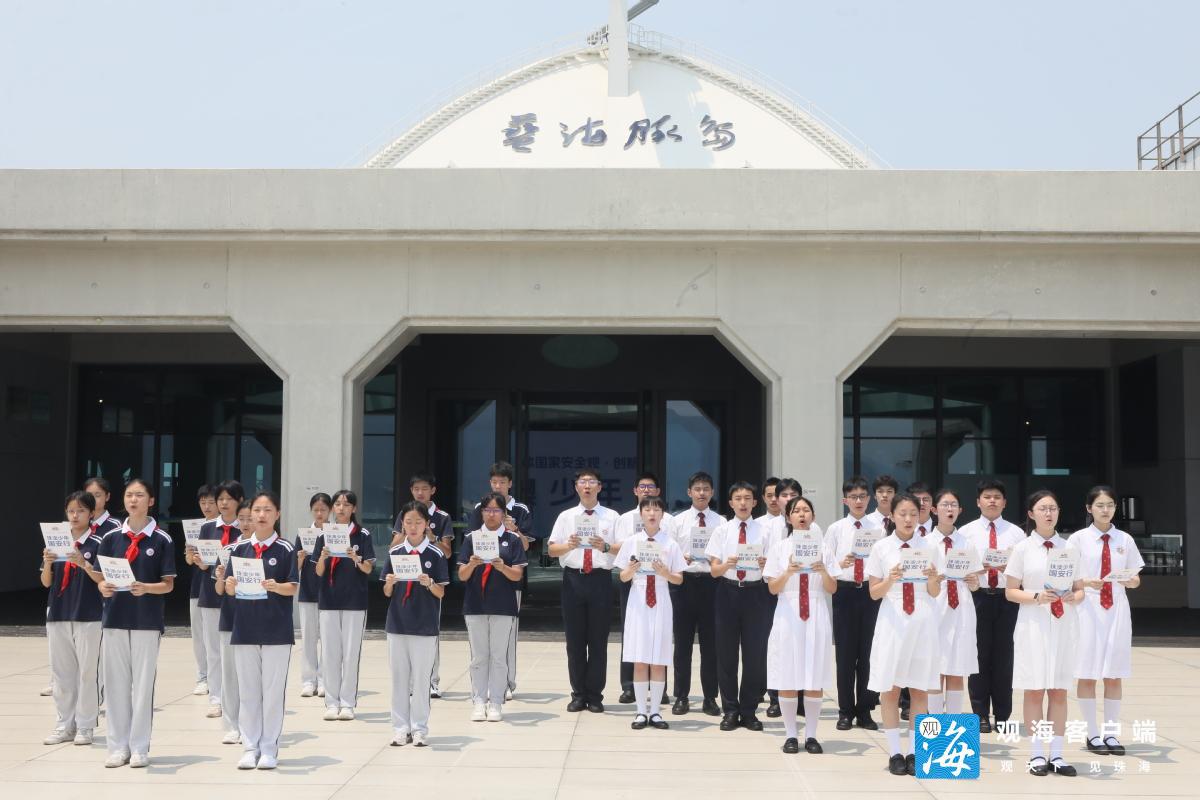 全体学生朗诵《少年中国说》