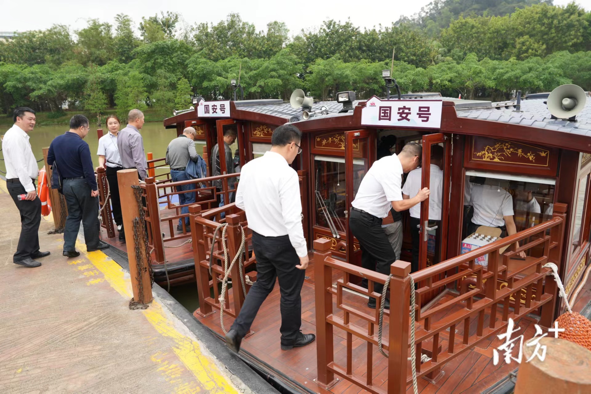 嘉宾们搭乘国安号，感受生态安全宣传教育实践基地的建设成果。