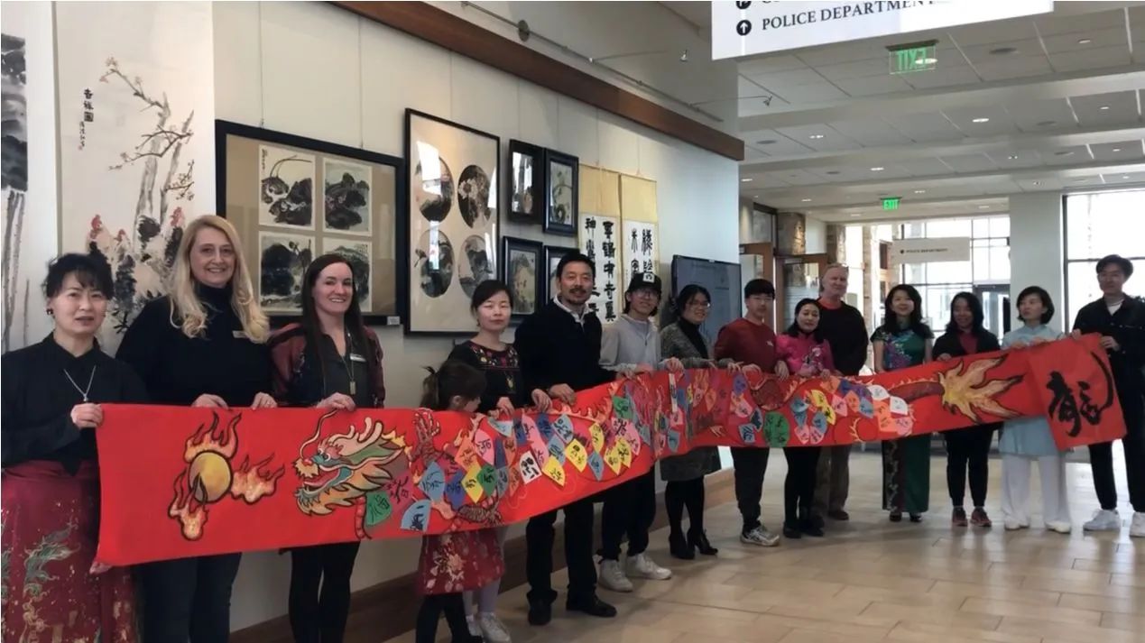 　　贴满120多位美国市民的“福”字和“春”字的七米长的“巨龙”横幅，象征着中国传统文化的传播和中美两国人民的友谊。