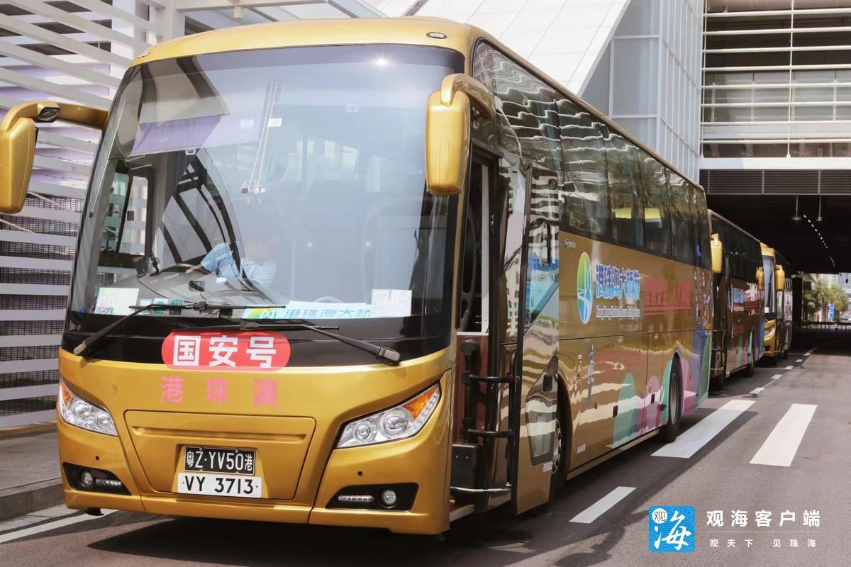 “国安号”港珠澳大桥游专线巴士