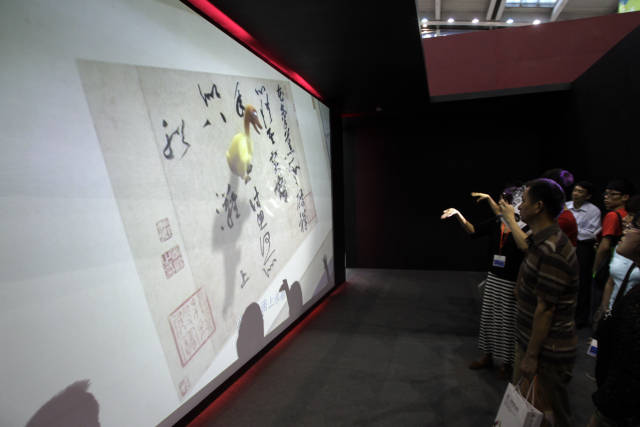 　　在台湾文化创意馆，台北“故宫博物院”以数字化手段展示中华国宝，用电脑动画让《百骏图》《国宝总动员》现场动起来，成为文博会最有人气的展台之一。南方日报记者鲁力 摄于2012.5.19