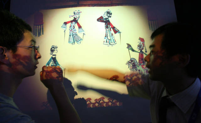 　　从皮影到投影，跨越千年。文博会上一家名为雅图的投影企业运用科技互动的方式投影来阐释皮影戏。南方日报记者何俊 摄于2009.5.15