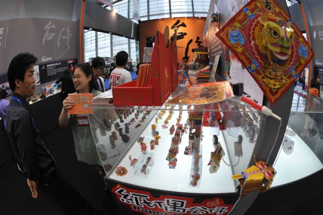 　　第五届中国（深圳）国际文化产业博览交易会（文博会）专门设立了台湾展馆，台湾丰富多彩的文化元素吸引了众多观众。 新华社记者壮锦 摄于2009.5.15