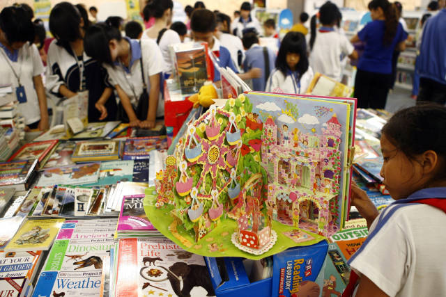 少儿书展上，一个孩子正在研究来自香港的立体书。南方日报记者何俊 摄于2010.5.14