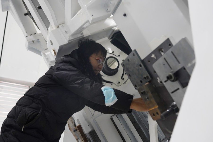 4月8日，中国科学院国家天文台怀柔太阳观测基地总工程师王东光在AIMS圆顶内工作。新华社记者 陈杰 摄