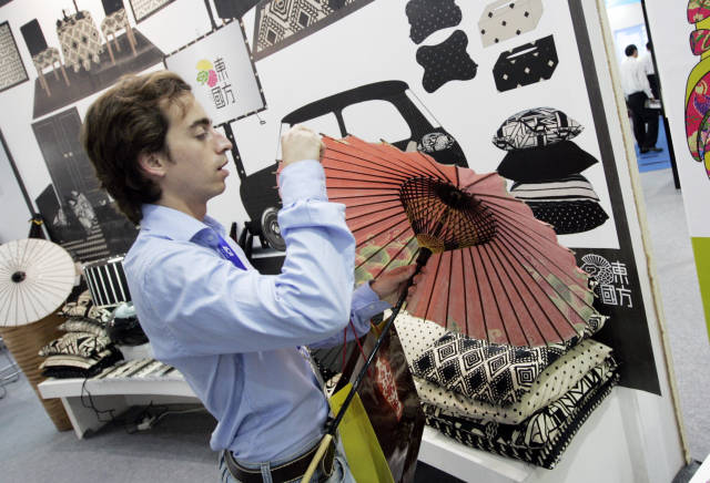 现场欣赏中国传统纸伞的外国嘉宾。丁玎 摄于2010.5.14
