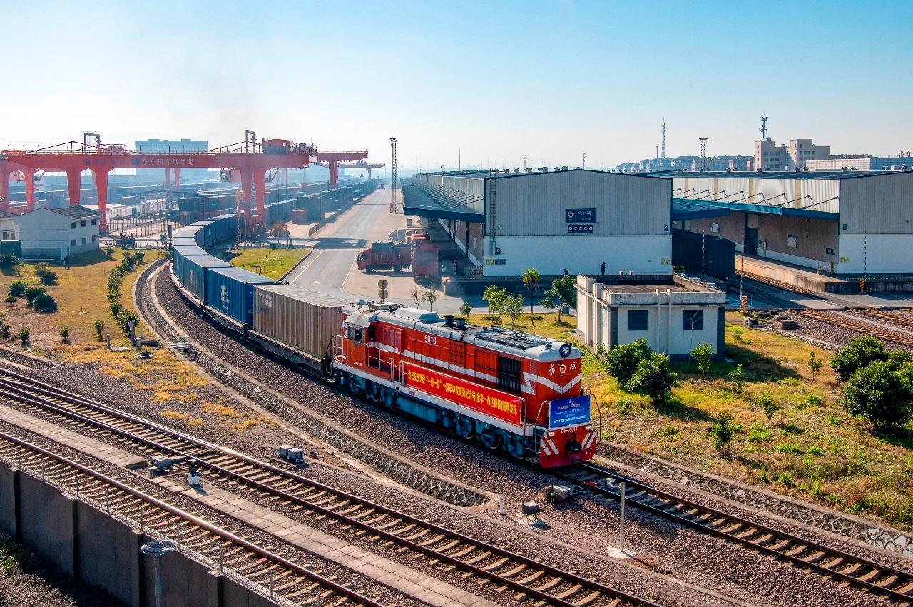 　　2023年11月21日，浙江金华华东国际联运港金华铁路口岸，一列装载着110标箱光伏组件、日用百货等货物的“义新欧”中欧班列鸣笛启程，驶向匈牙利首都布达佩斯。