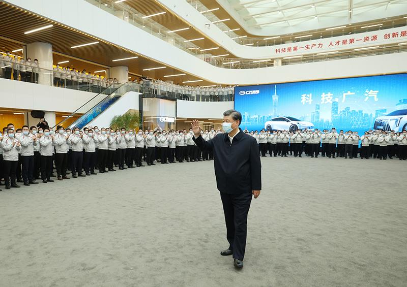 2023年4月12日，习近平总书记在广东广汽研究院向职工们挥手致意。